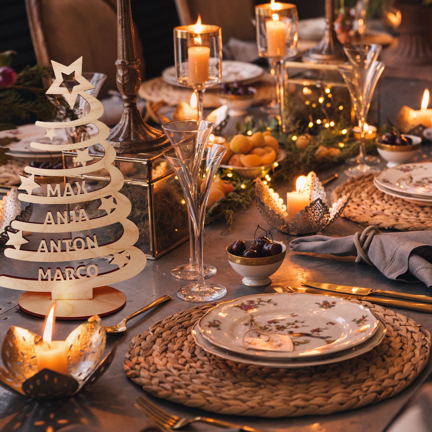 Individueller Tischaufsteller "Tannenbaum" für die Festtafel an Weihnachten - mit Deinen Wunschnamen.